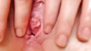 Озабоченная HayleySweet трахает киску пальцами