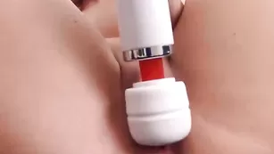 Горячая сучка SENSUALLIPS18 ебется секс игрушками