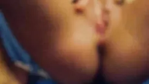 Знойная стерва Esstelle трахает пилотку пальчиками