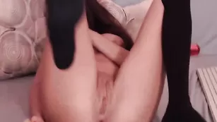 Горячая брюнетка шалит с самотыком MaiaXXX