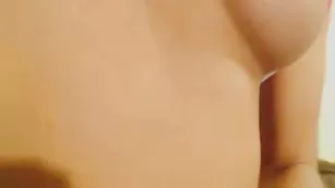 Милая куколка трахает пизденку Esstelle