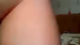 Горячая самка Tiffanixxx нежно мастурбирует письку