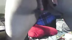 Знойная школьница MissMistyc трахает очко