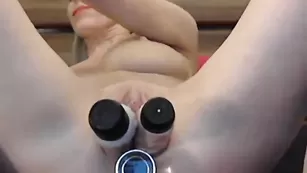 Русская шлюшечка LenaWeb трахает попку