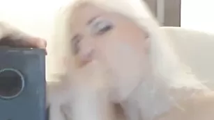 Пошлая блондинка отсасывает страпон LadySweet28