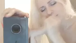 Пошлая блондинка отсасывает страпон LadySweet28