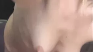 Популярная LoraStar страстно мастурбирует киску