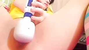 Строптивая детка мастурбирует пизду вибратором fificandy