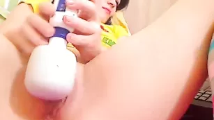 Строптивая детка мастурбирует пизду вибратором fificandy