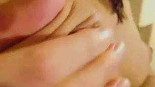 Стройная проказница Esstelle мастурбирует пизду