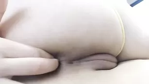 Русская стерва трахает себя пальчиками ypokucekca