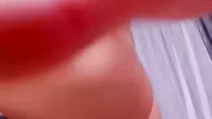 Богиня в чулках KimWetDream смело трахает очко