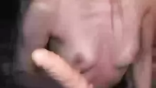 Прекрасная блондинка topbananaa трахает писечку