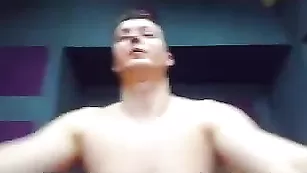Горячая брюнетка Moan4You трахается в пизду