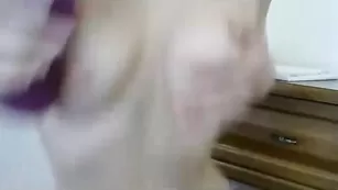 Блудница в чулках Angelssexa трахается резиновым хуем