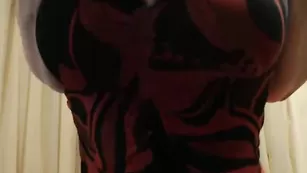 Грудастая женщина squirtdays мастурбирует дырочки