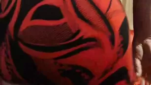 Грудастая женщина squirtdays мастурбирует дырочки