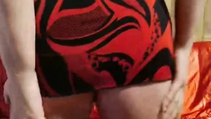 Грудастая женщина squirtdays мастурбирует дырочки