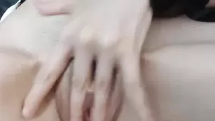 Шальная Izury пальчиками теребит свою писю