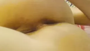 Строптивая сучка трахает очко пальчиком MilaLeMay