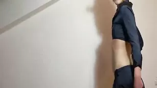 Худая цыпочка TiaBlondie позирует в сексуальной униформе