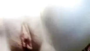 Пылкая сучка трахает обе дырки Playfulprude