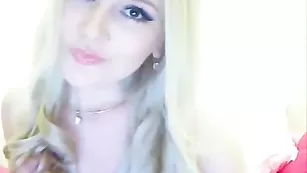 Сексуальная школьница arielle1 позирует во фри