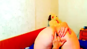 Зрелая чертовка Juicy30 занялась фистингом