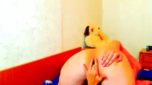 Зрелая чертовка Juicy30 занялась фистингом