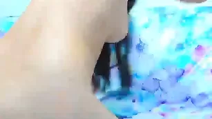 Озорная самка SweetyLana трахает обе дырочки