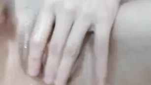 Мокрая девочка нежно массирует пизду Izury