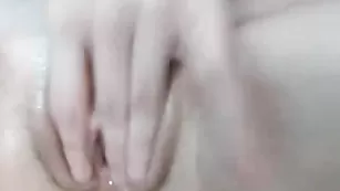 Мокрая девочка нежно массирует пизду Izury