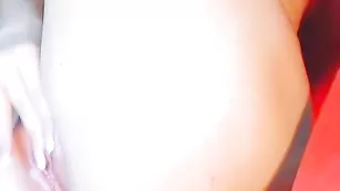 Жопастая красотка мастурбирует пизду A_L_E_S_Y_A