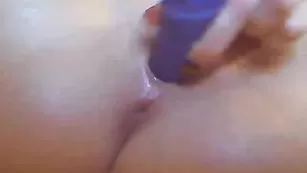 Жаркая нимфа PrettySerena трахает мокрую пизду