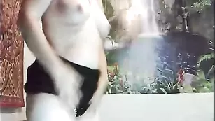 Зрелая куртизанка трахает очко konhita