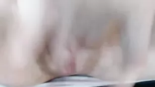 Шлендра Izury нежно вставляет в киску фаллос