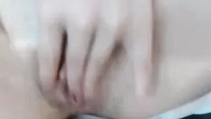 Шлендра Izury нежно вставляет в киску фаллос