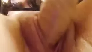 Аппетитная шмара трахает оба отверстия Ladyrock