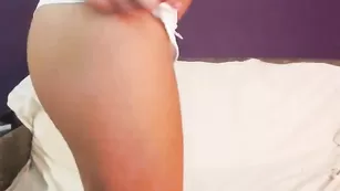 Татуированная красавица отсасывает страпон Betsie