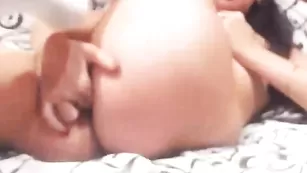 Крошка AwesomeGirlll раздевается и занимается мастурбацией