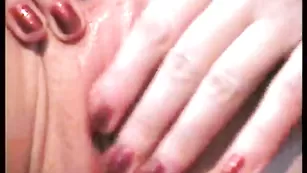 Пышная МИЛФ Ledi43 пальчиками дрочит пизду