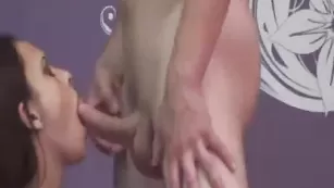 Телка сосет хуй и получает сперму CumHunter