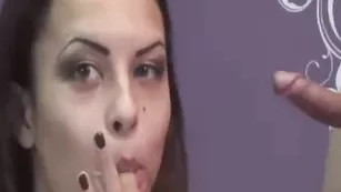 Телка сосет хуй и получает сперму CumHunter