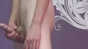 Телка сосет хуй и получает сперму CumHunter