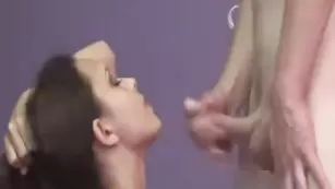 Телка сосет хуй и получает сперму CumHunter