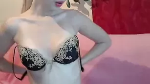 Красотка CuteBlonde007 раздевается и мастурбирует пизду