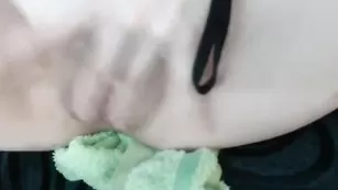 Страстная штучка Izury ебется самотыком