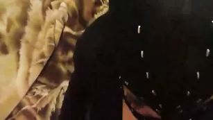 Сучка в маске эротично сосет хуй latekscouple