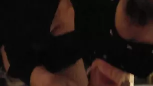 Сучка в маске эротично сосет хуй latekscouple