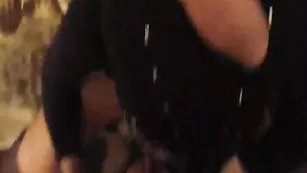 Сучка в маске эротично сосет хуй latekscouple